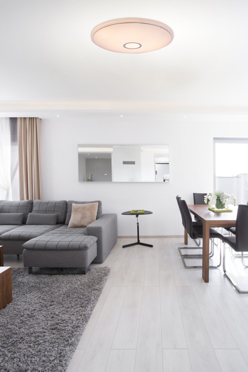 Moderne Deckenleuchte in einem stilvollen Wohnzimmer aus der Vogelperspektive