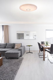 Moderne Deckenleuchte in einem stilvollen Wohnzimmer aus der Vogelperspektive