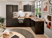 Moderne Küche mit Eckunterschrank in dunklem Design, Holzarbeitsplatte und Edelstahlgeräten, aus der Perspektive des Essbereichs fotografiert.