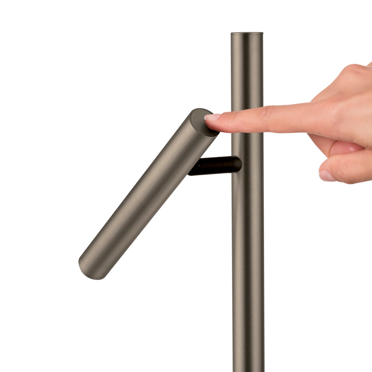 Close-up van een led-tafel-/leeslamp in een modern ontwerp, met een hand die de schakelaar aan de zijkant bedient.