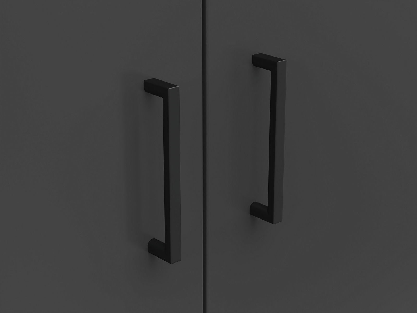 Nahaufnahme von zwei schwarzen Griffen an einer dunklen Schranktür.