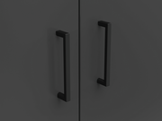 Nahaufnahme von zwei schwarzen Griffen an einer dunklen Schranktür.