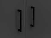 Nahaufnahme von zwei schwarzen Griffen an einer dunklen Schranktür.