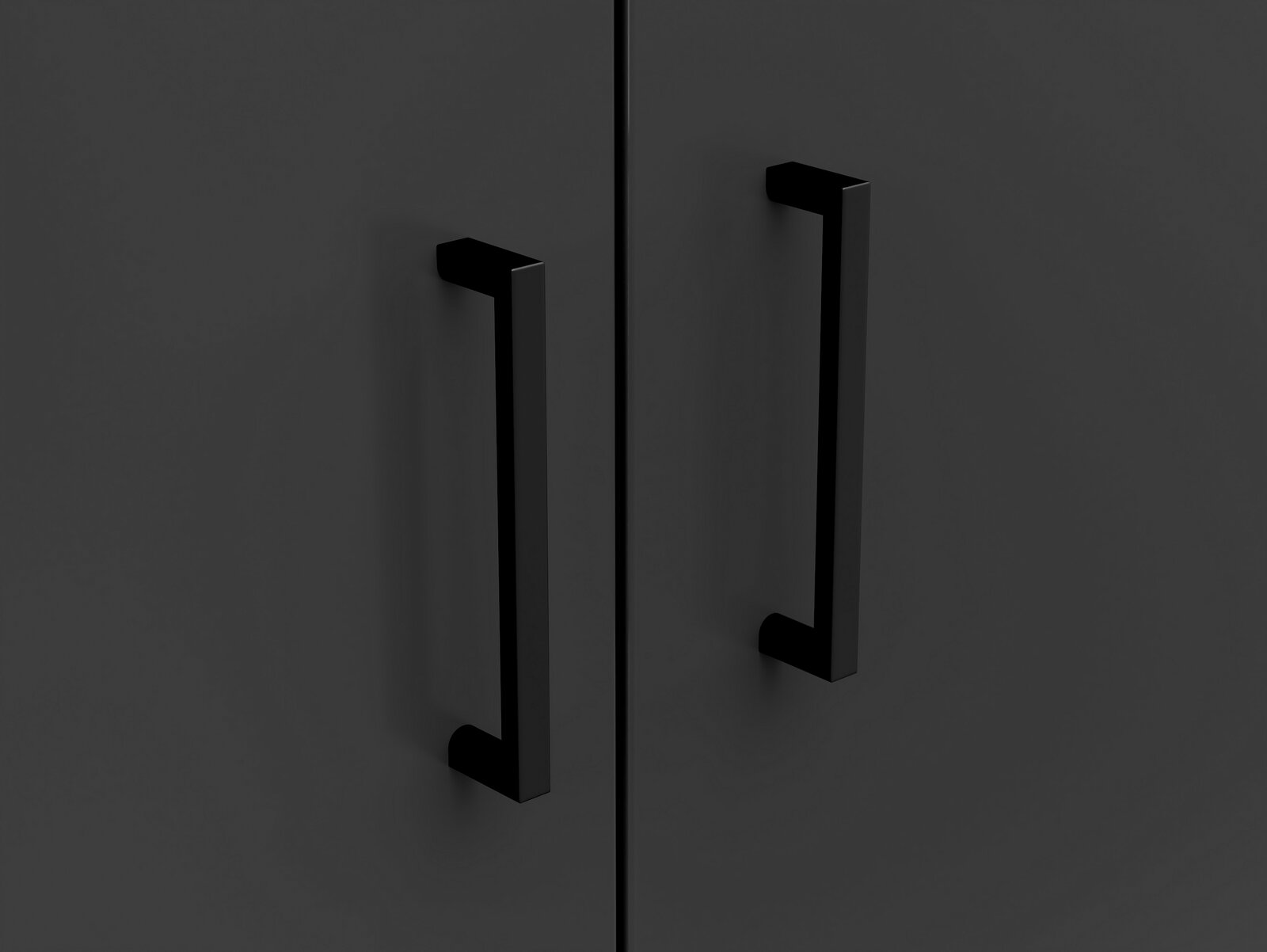 Nahaufnahme von zwei schwarzen Griffen an einer dunklen Schranktür.