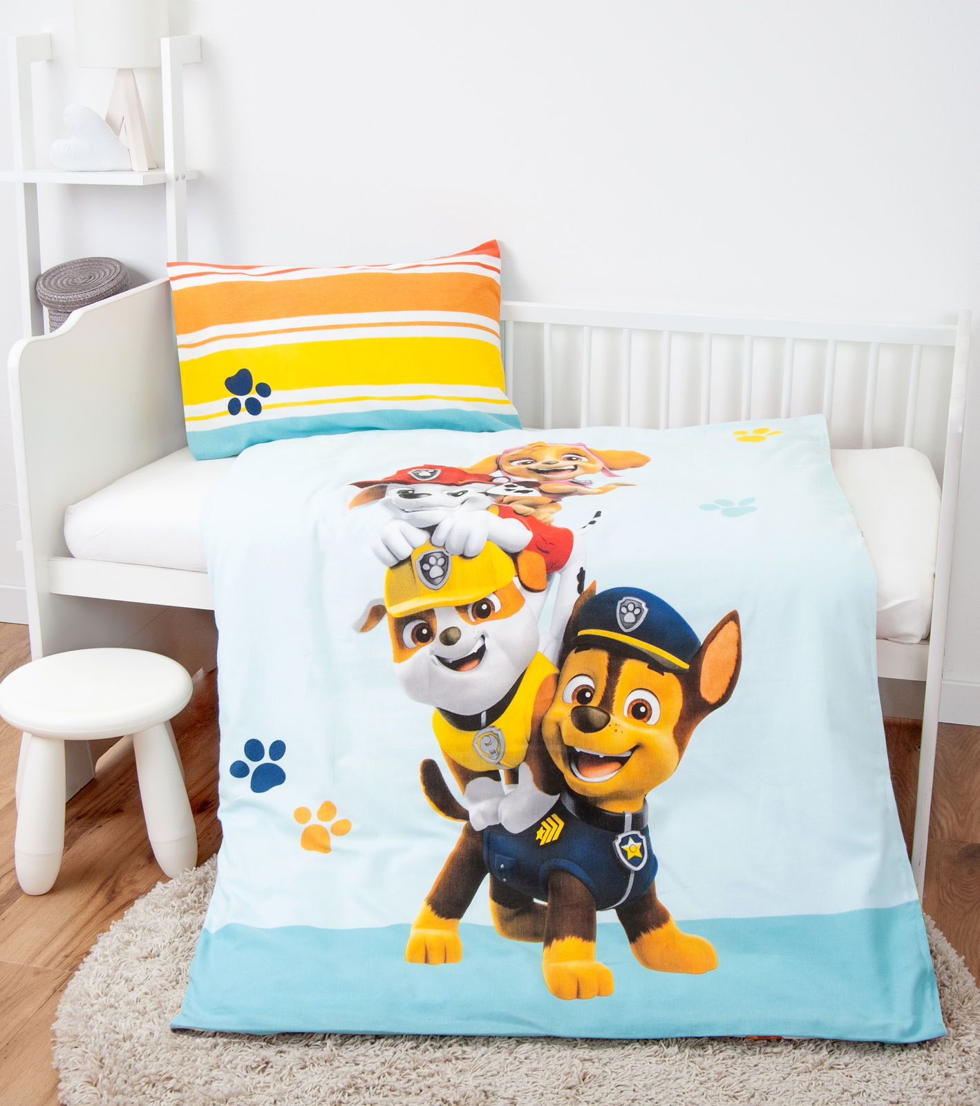 Paw Patrol Renforcé-Bettwäsche PAW PATROL Renforcé-Bettwäsche mit buntem Paw Patrol-Motiv, bestehend aus einem Kissenbezug mit Streifenmuster und einer Bettdecke mit fröhlichen Hundemotiven, auf einem Kinderbett von schräg oben fotografiert.