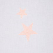 Fertigvorhang mit zwei rosa Sternen auf weißem Hintergrund, Frontalansicht