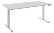 Moderner weißer E-Schreibtisch mit rechteckiger Tischplatte und höhenverstellbaren T-Füßen, seitliche Perspektive