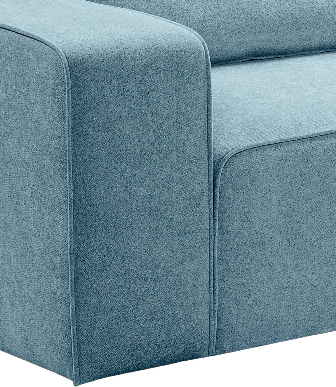 Nahaufnahme eines hellblauen, stoffbezogenen Sofas mit abgerundeter Armlehne und sichtbaren Nähten, seitliche Perspektive