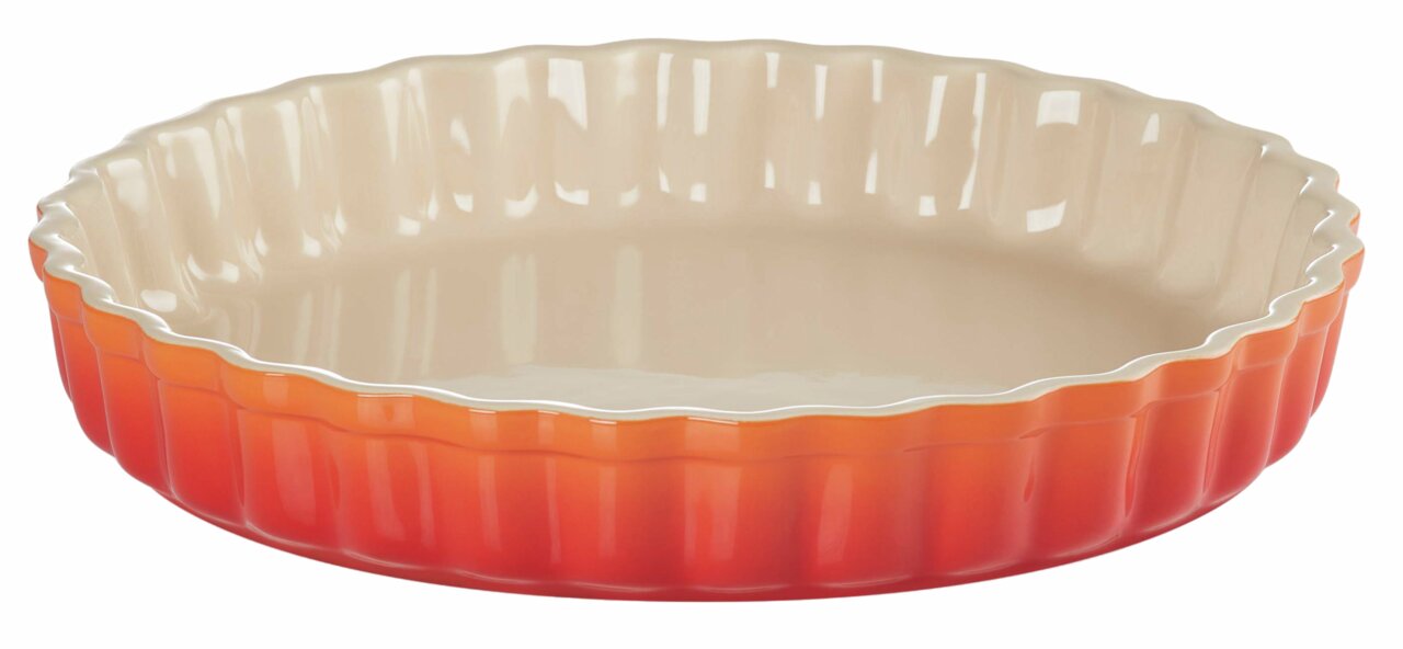 LE CREUSET Tarte-Form 28cm Ofenrot Runde Tarte-Form in Ofenrot, seitliche Perspektive