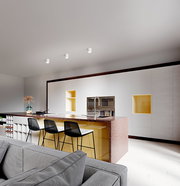 Moderne Küche mit drei weißen Aufbauspots an der Decke, die eine stilvolle Beleuchtung über einer Kücheninsel mit gelben Akzenten bieten. Perspektive von der Seite der Küche.