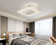 Moderner Deckenventilator mit LED-Beleuchtung in einem stilvollen Schlafzimmer, Perspektive von unten.