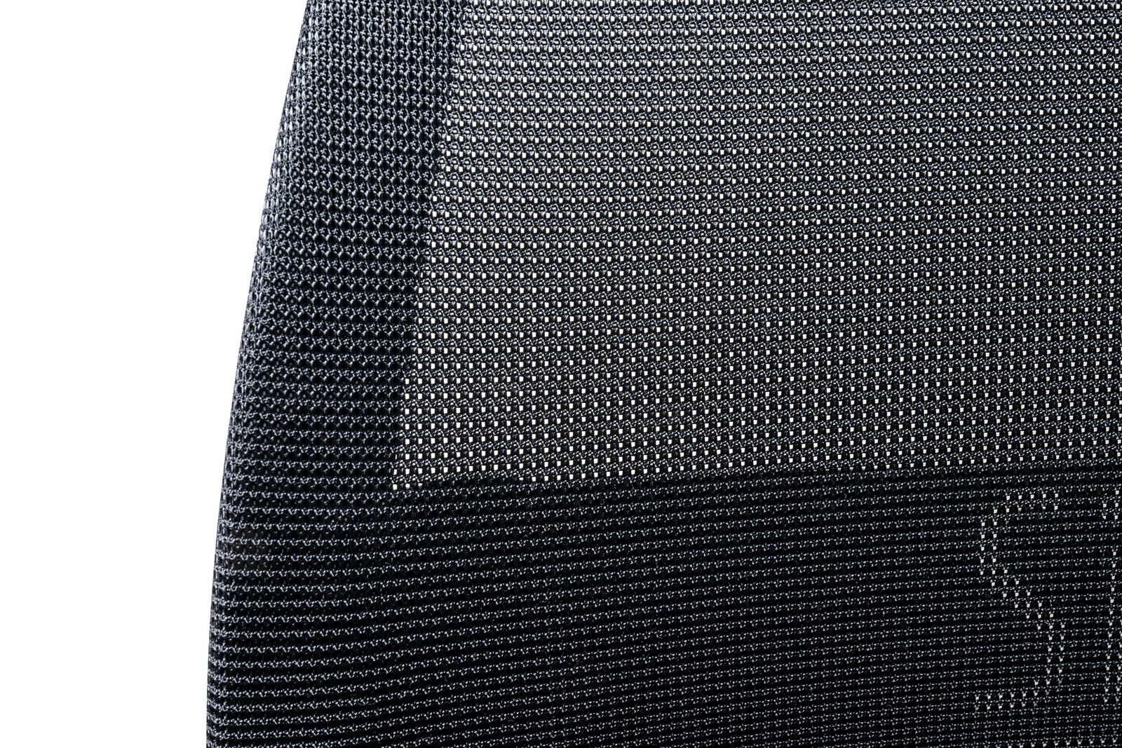 Nahaufnahme der Rückenlehne eines Bürostuhls mit schwarzem Netzgewebe, von vorne betrachtet.