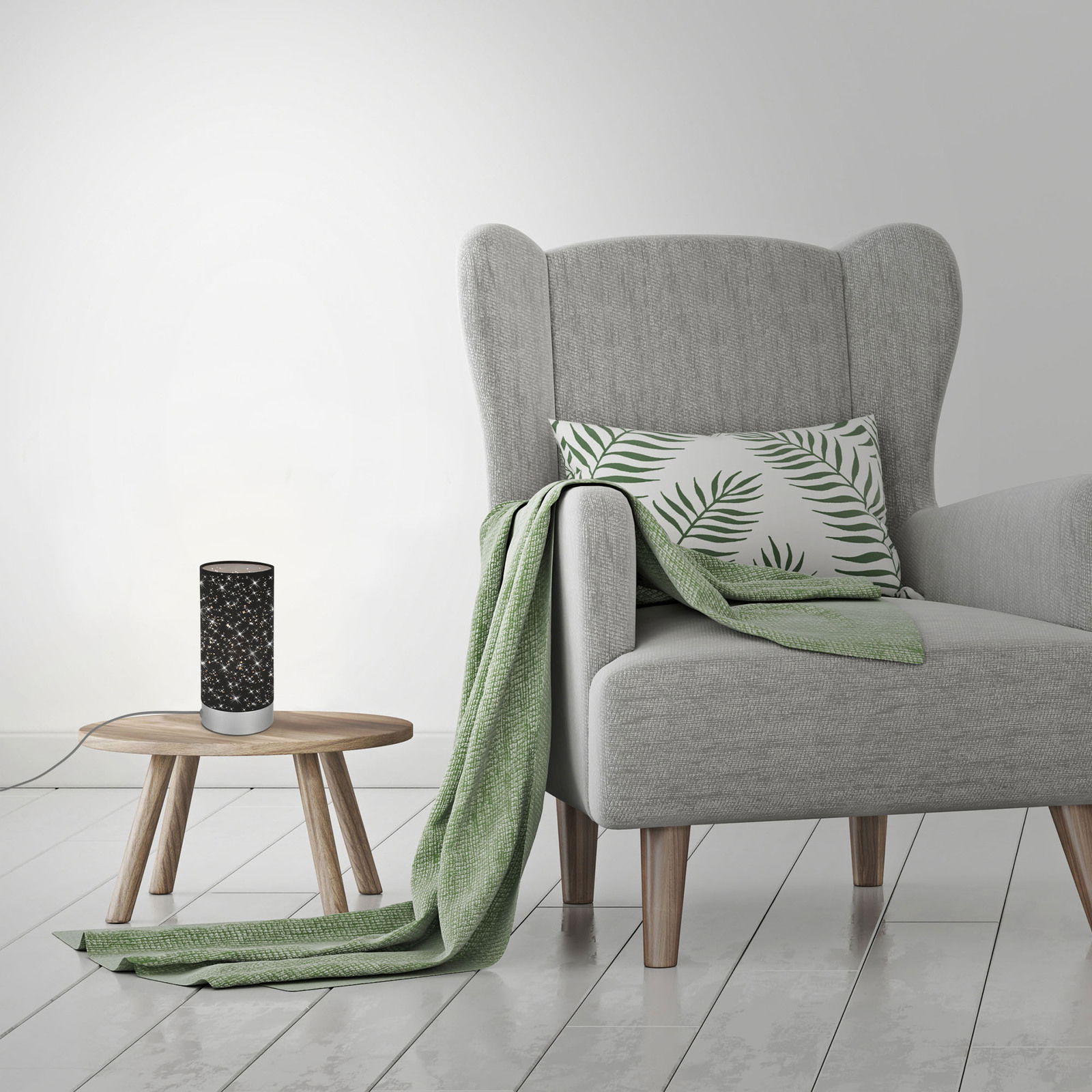 Moderne Tischleuchte mit perforiertem Muster auf einem kleinen Holztisch neben einem grauen Sessel, aus seitlicher Perspektive.