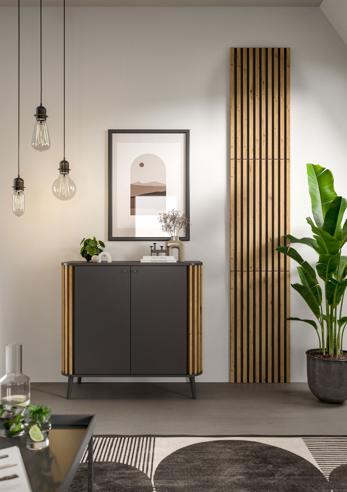 Modernes Akustikpaneel in Holzoptik, vertikal an der Wand montiert, neben einem stilvollen Schrank in einem elegant eingerichteten Raum. Perspektive: Frontalansicht.