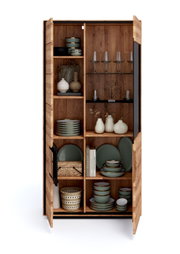 Offener hoher Holzschrank/Vitrine mit Glaseinlegeböden, gefüllt mit Geschirr, Gläsern, Büchern, Körben und Vasen, frontal aus leicht erhöhter Perspektive vor weißem Hintergrund
