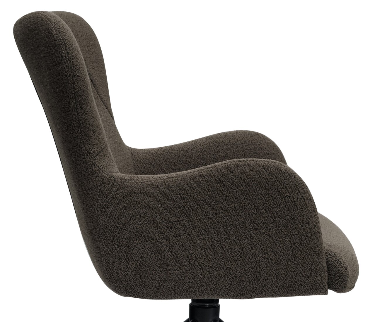 Zijaanzicht van een bruine fauteuil met gebogen armleuningen en een gestoffeerde rugleuning.
