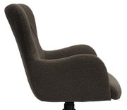 Zijaanzicht van een bruine fauteuil met gebogen armleuningen en een gestoffeerde rugleuning.