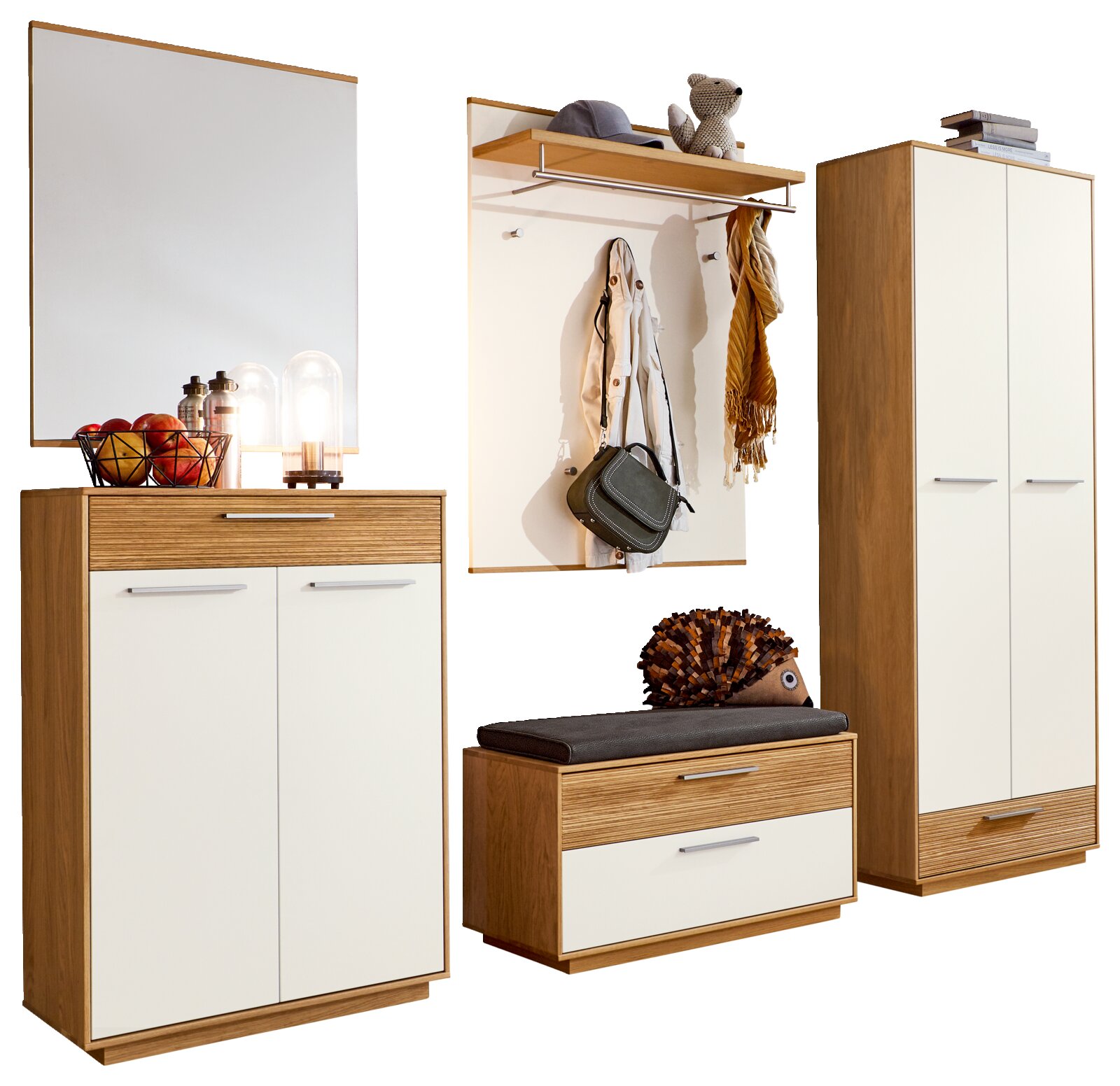 Garderoben-Set im modernen Design mit Holzdekor und weißen Fronten: Schuhschrank mit großem Spiegel, Wandpaneel mit Hutablage und Kleiderstange, Sitzbank mit Polster sowie hoher Garderobenschrank, frontal aus leichter Schrägperspektive fotografiert