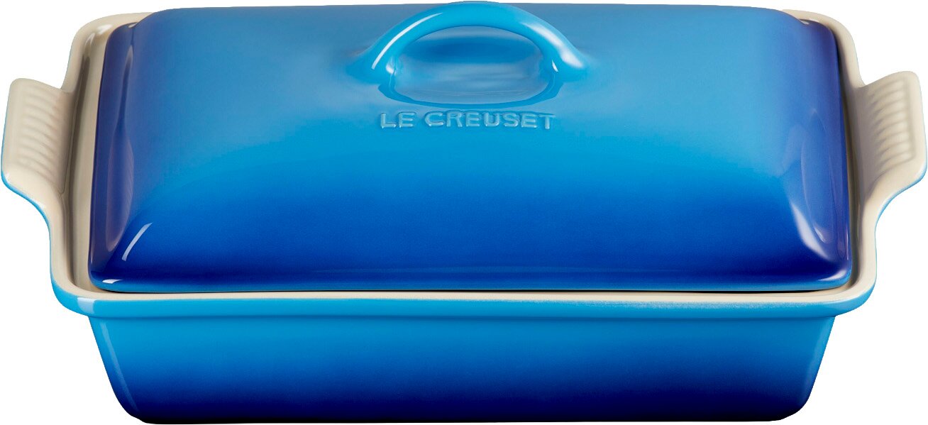 Le Creuset keramische terrine/braadpan met deksel in blauw met crèmekleurige randen, vooraanzicht op witte achtergrond