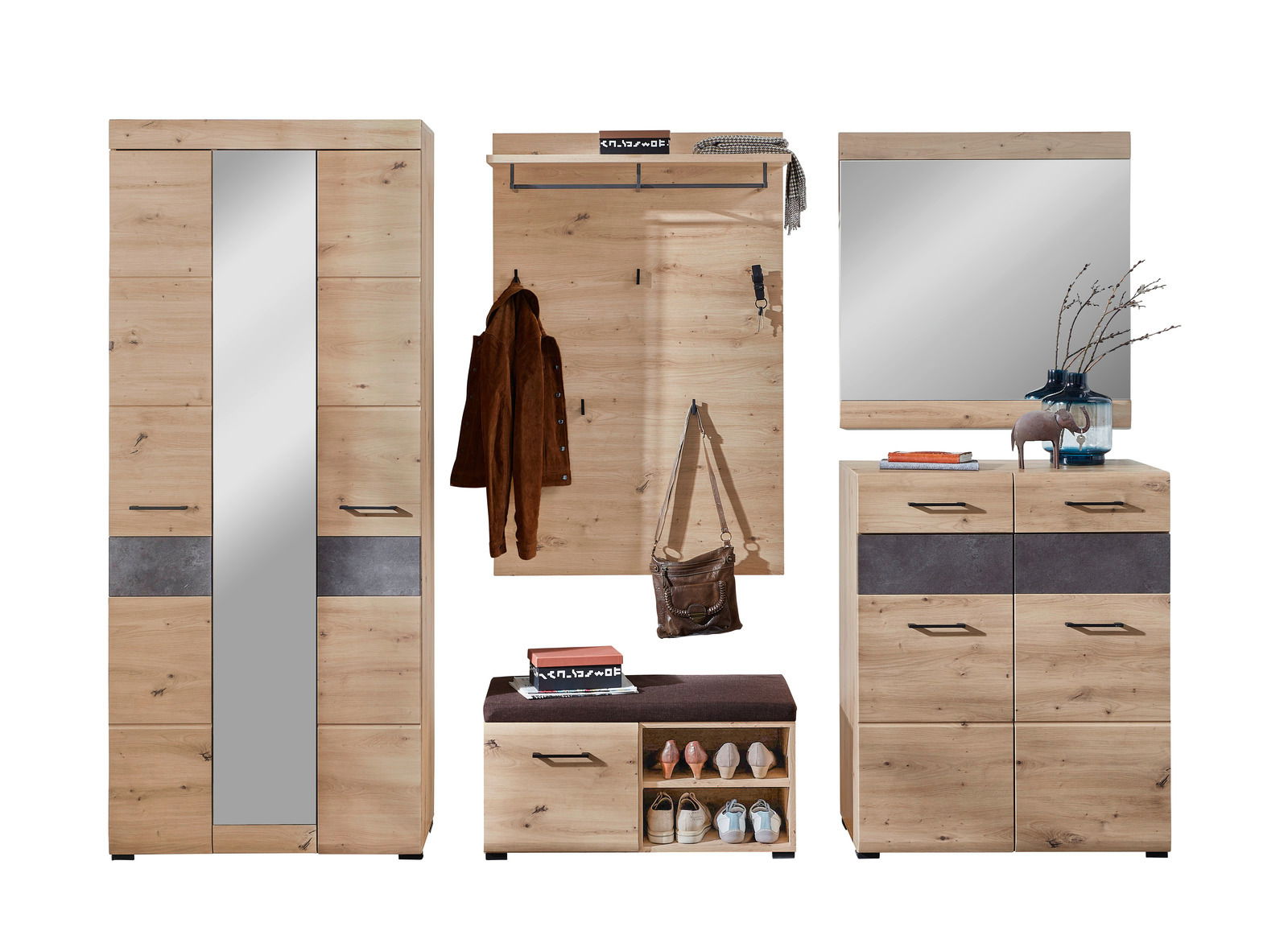 Garderoben-Set aus Holz mit Spiegel, Kleiderhaken, Schuhablage und Schubladen, frontal betrachtet.