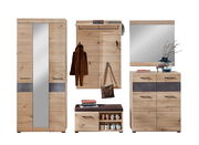 Garderoben-Set aus Holz mit Spiegel, Kleiderhaken, Schuhablage und Schubladen, frontal betrachtet.