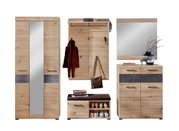 Garderoben-Set aus Holz mit Spiegel, Kleiderhaken, Schuhablage und Schubladen, frontal betrachtet.