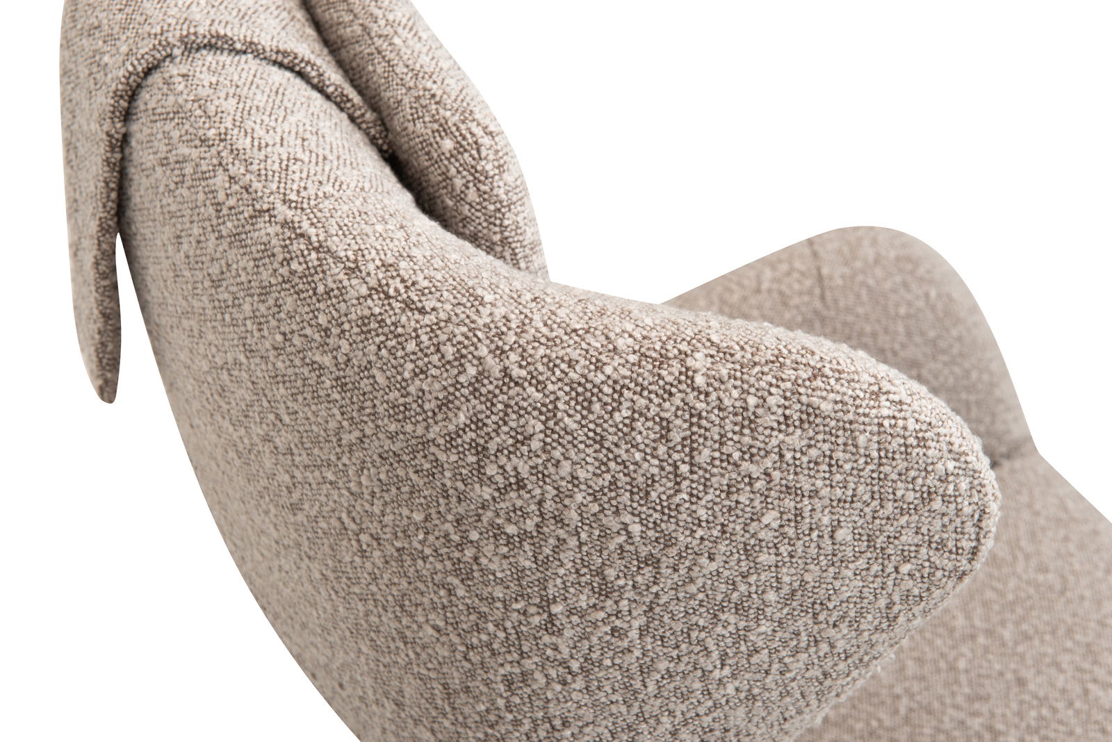 Nahaufnahme eines Relaxsessels mit strukturierter, beiger Polsterung, seitliche Perspektive.