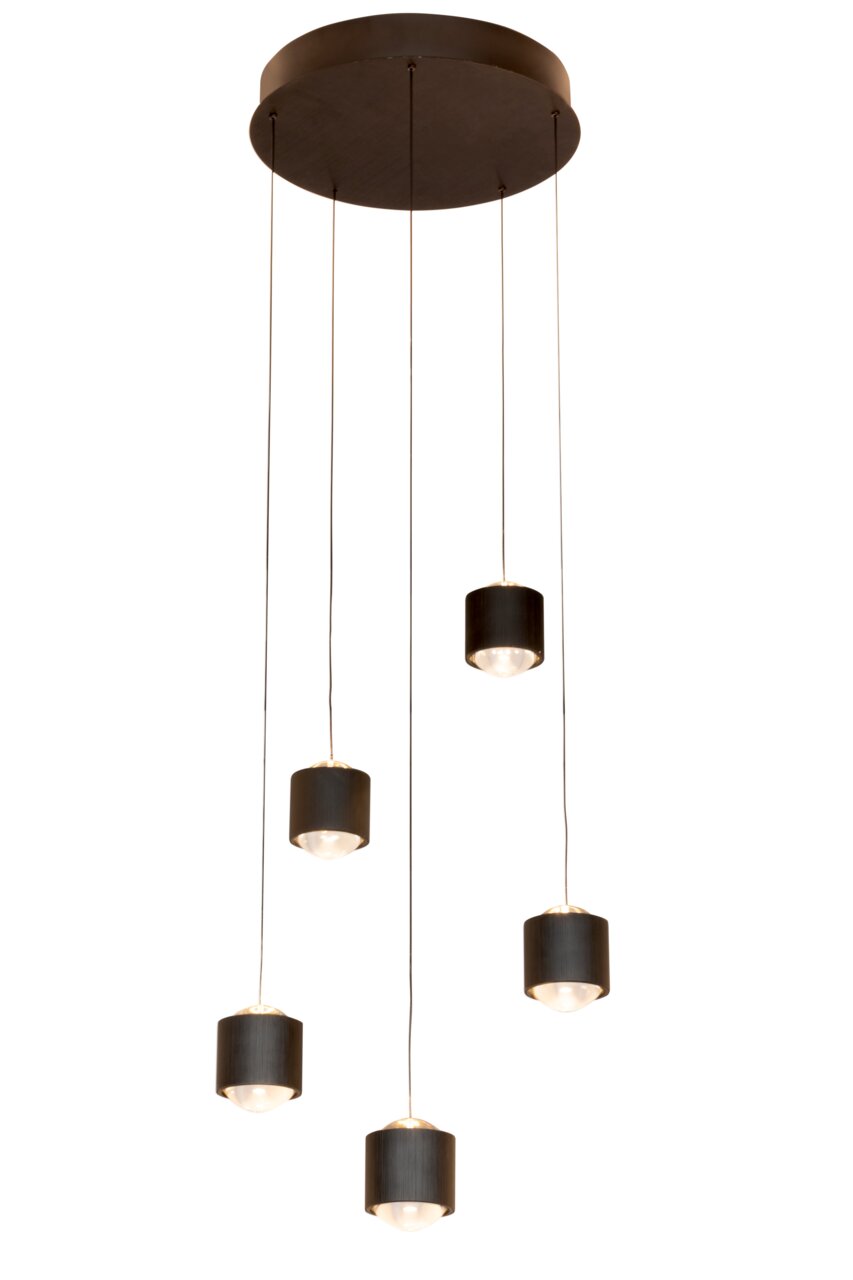 Moderne LED-hanglamp met vijf cilindervormige lampenkappen, gezien van onderaf.