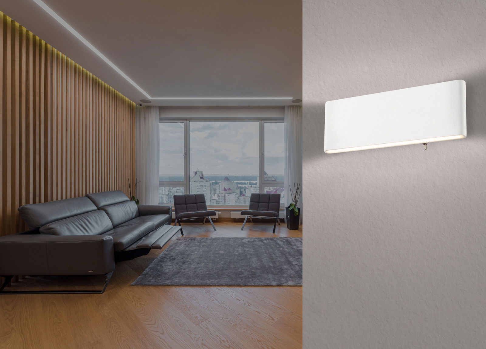 Moderne weiße Wandleuchte aus Aluminium, seitliche Perspektive, montiert in einem stilvollen Wohnzimmer mit großen Fenstern und eleganter Einrichtung.