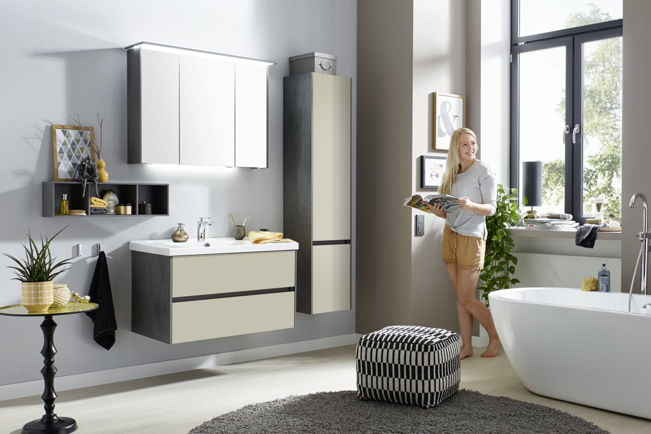 Dieter Knoll Badkombination 3-tlg. LORETO Moderne Badkombination mit Waschtisch, Spiegelschrank und Hochschrank in einem stilvollen Badezimmer, seitliche Perspektive.