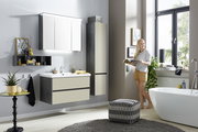 Moderne Badkombination mit Waschtisch, Spiegelschrank und Hochschrank in einem stilvollen Badezimmer, seitliche Perspektive.