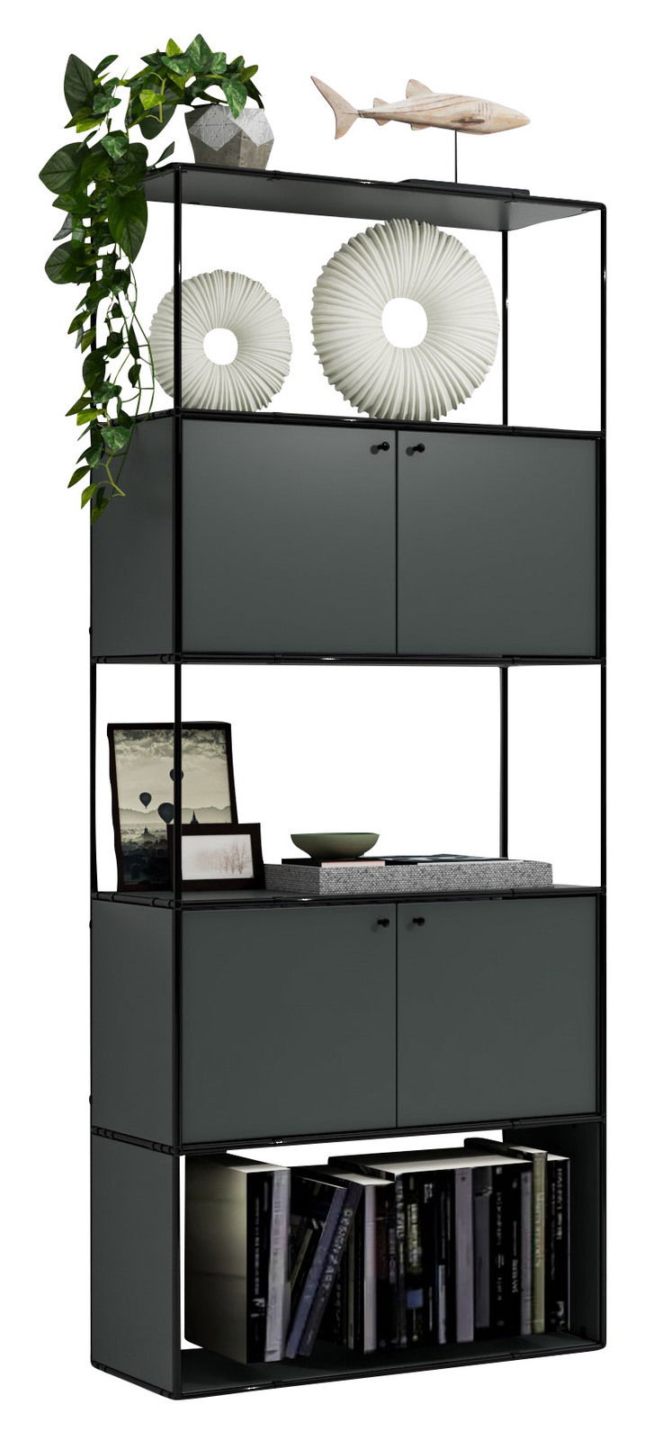 Modernes Aktenregal mit mehreren Fächern, dekoriert mit Pflanzen, Kunstobjekten und Büchern, seitliche Perspektive.