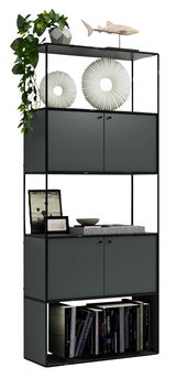 Modernes Aktenregal mit mehreren Fächern, dekoriert mit Pflanzen, Kunstobjekten und Büchern, seitliche Perspektive.