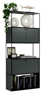 Modernes Aktenregal mit mehreren Fächern, dekoriert mit Pflanzen, Kunstobjekten und Büchern, seitliche Perspektive.