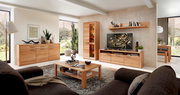 Moderner Couchtisch aus Holz in einem stilvoll eingerichteten Wohnzimmer, frontal betrachtet.