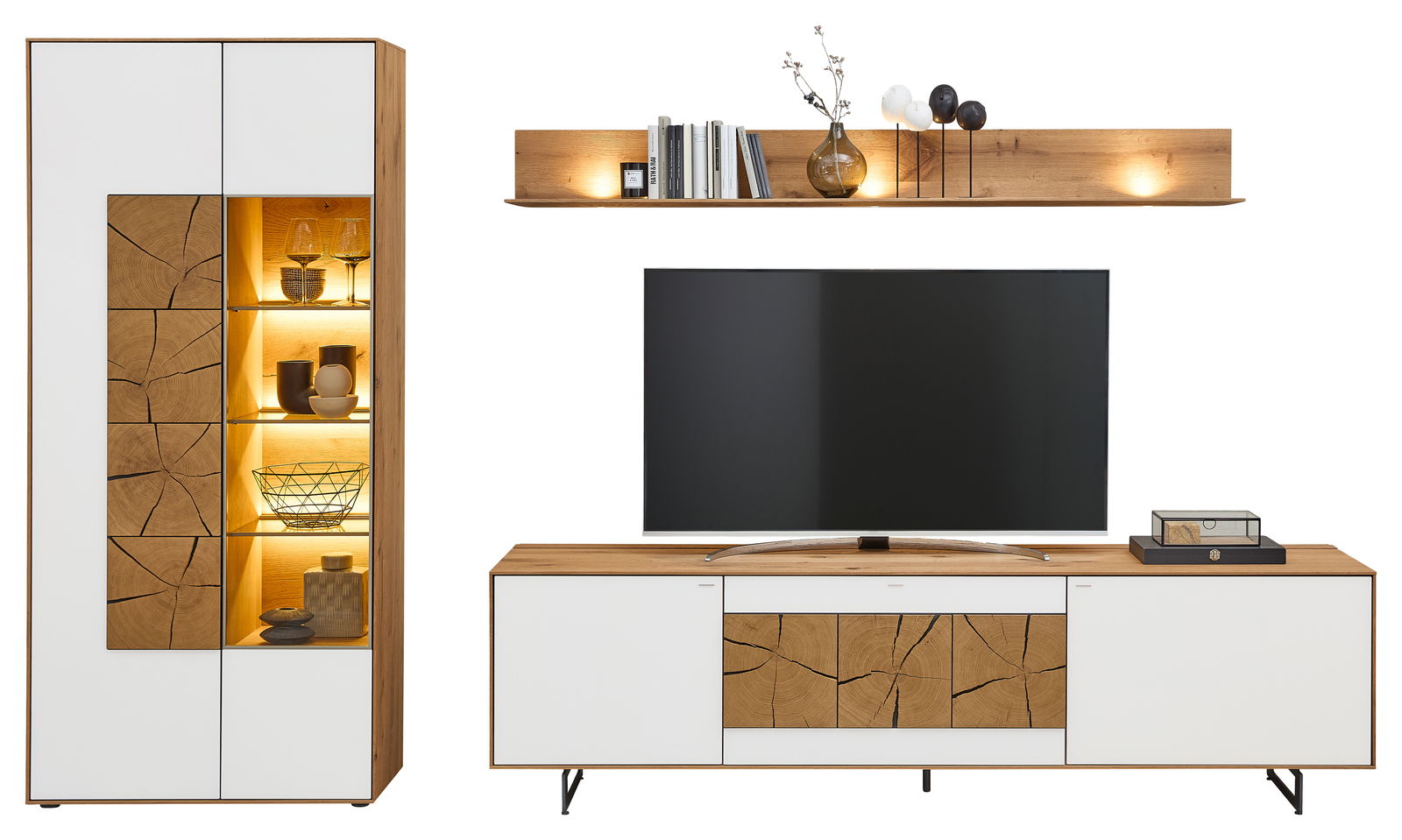 Moderne Wandkombination mit Holz- und Weißakzenten, bestehend aus einem hohen Schrank mit Glaselementen und einem TV-Board, frontal betrachtet.
