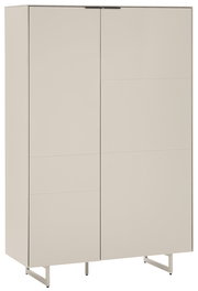 Beiger, moderner zweitüriger Schrank mit glatten Fronten und schlanken Metallfüßen, frontal aus leichter Schrägansicht aufgenommen
