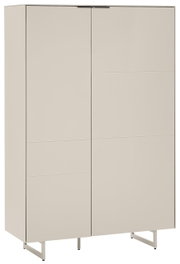 Beige, moderne kast met twee deuren, gladde fronten en slanke metalen poten, van voren gefotografeerd vanuit een licht schuine hoek