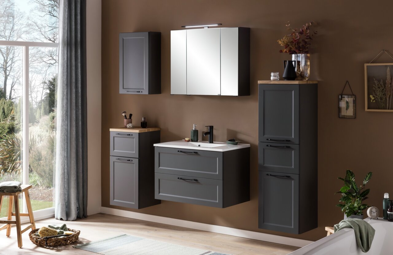 Moderner Spiegelschrank in einem stilvollen Badezimmer, frontal betrachtet, mit dunklen Schränken und einem Waschbecken.