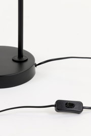 Detailaanzicht van de ronde zwarte lampvoet met netsnoer en praktische snoerschakelaar, schuin van boven gefotografeerd tegen een witte achtergrond