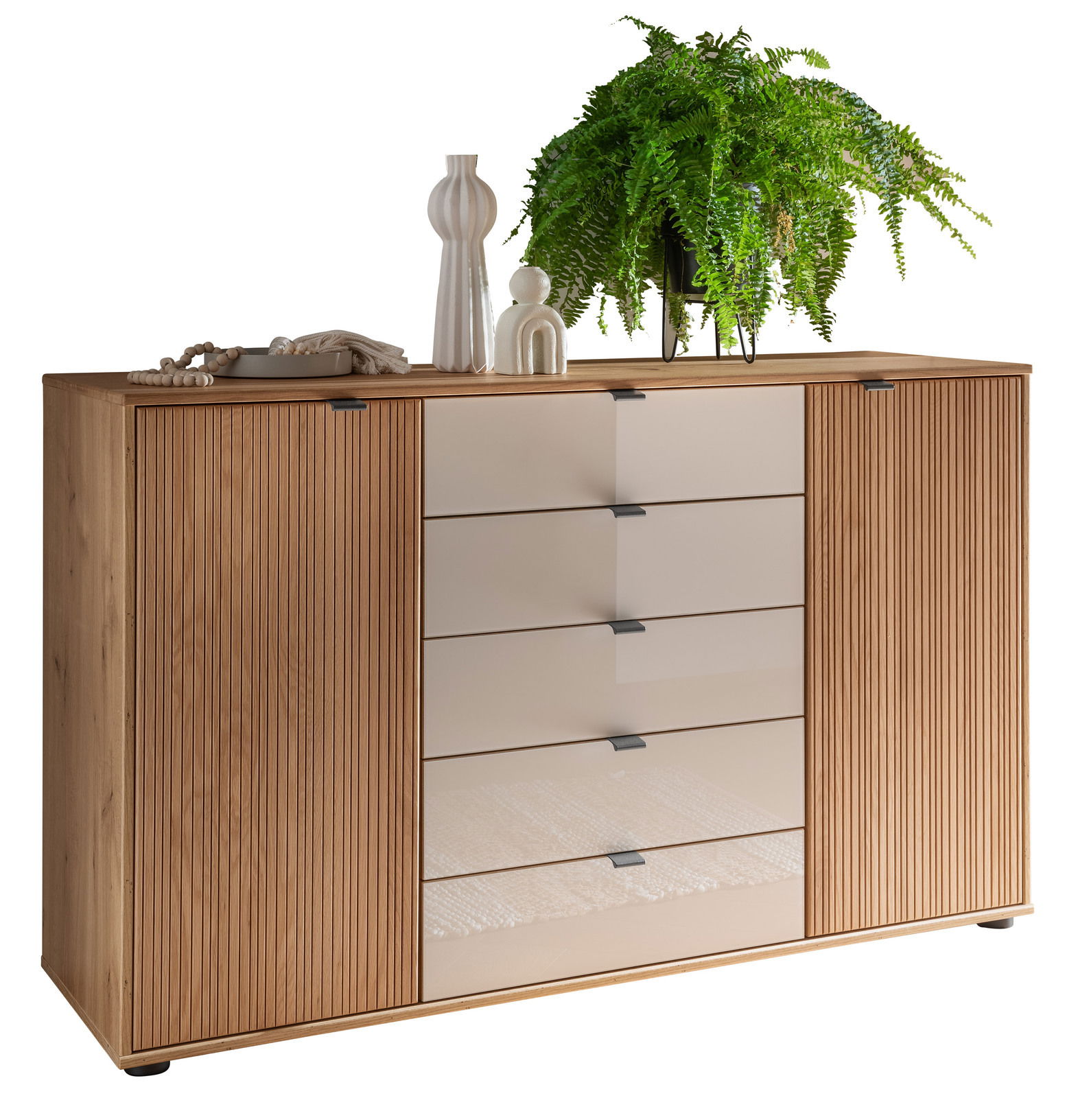 Kombikommode aus Holz mit fünf Schubladen in der Mitte und zwei Türen an den Seiten, dekoriert mit Pflanzen und Vasen, Perspektive von vorne.