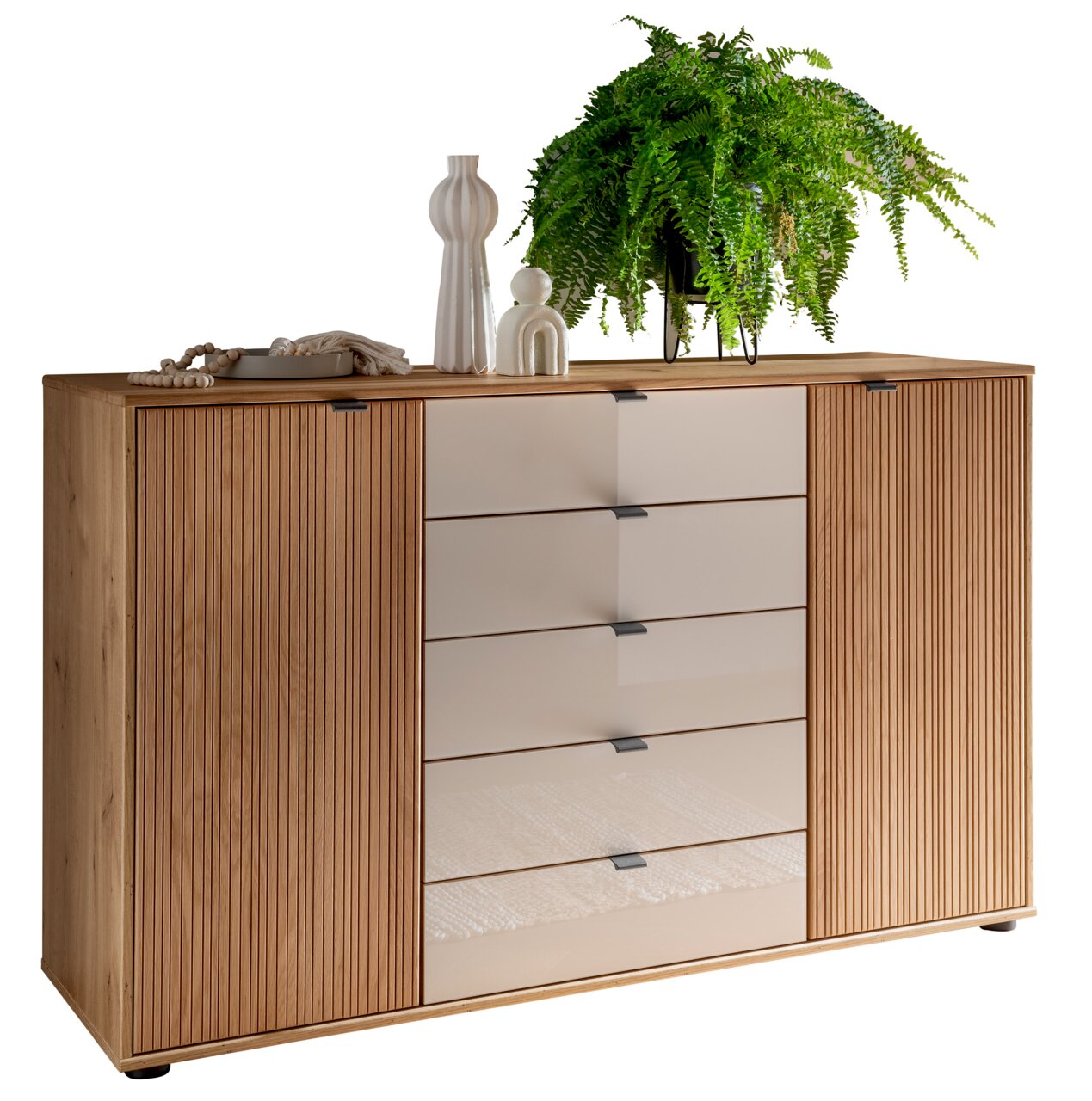 Kombikommode aus Holz mit fünf Schubladen in der Mitte und zwei Türen an den Seiten, dekoriert mit Pflanzen und Vasen, Perspektive von vorne.