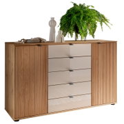 Houten ladekast met vijf lades in het midden en twee deuren aan de zijkanten, versierd met planten en vazen, gezien van voren.
