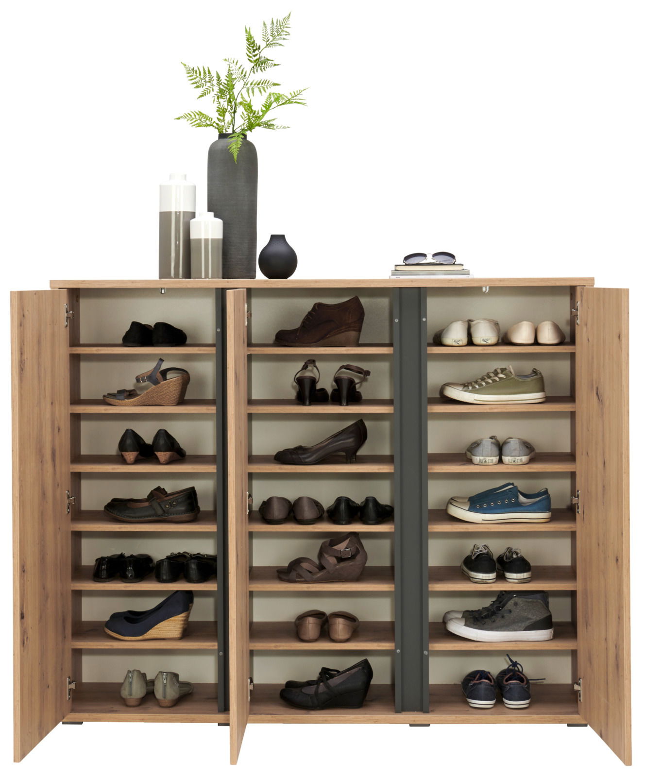 XORA Schuhschrank LIV-ARTISAN Offener Schuhschrank aus Holz mit mehreren Regalböden, gefüllt mit verschiedenen Schuhen, von der Vorderseite betrachtet. Oben auf dem Schrank stehen Dekorationsgegenstände wie Vasen und Bücher.