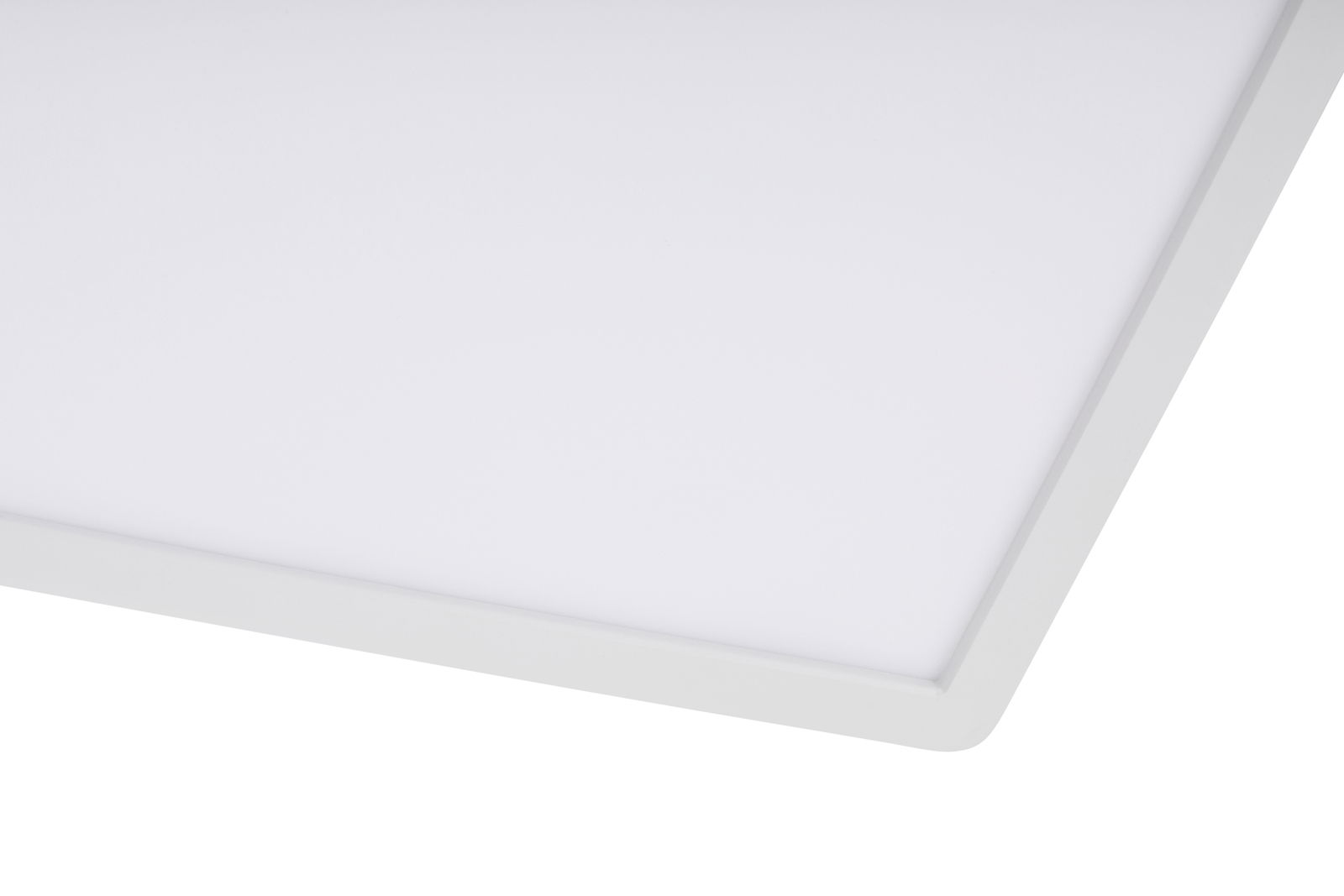 Nahaufnahme einer weißen LED-Deckenleuchte mit rechteckigem Rahmen aus der Seitenperspektive