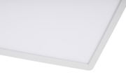 Nahaufnahme einer weißen LED-Deckenleuchte mit rechteckigem Rahmen aus der Seitenperspektive