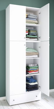Weißer Kleiderschrank mit offenen Türen und mehreren Fächern, gefüllt mit gefalteter Kleidung; Frontansicht leicht von links (3/4-Perspektive).