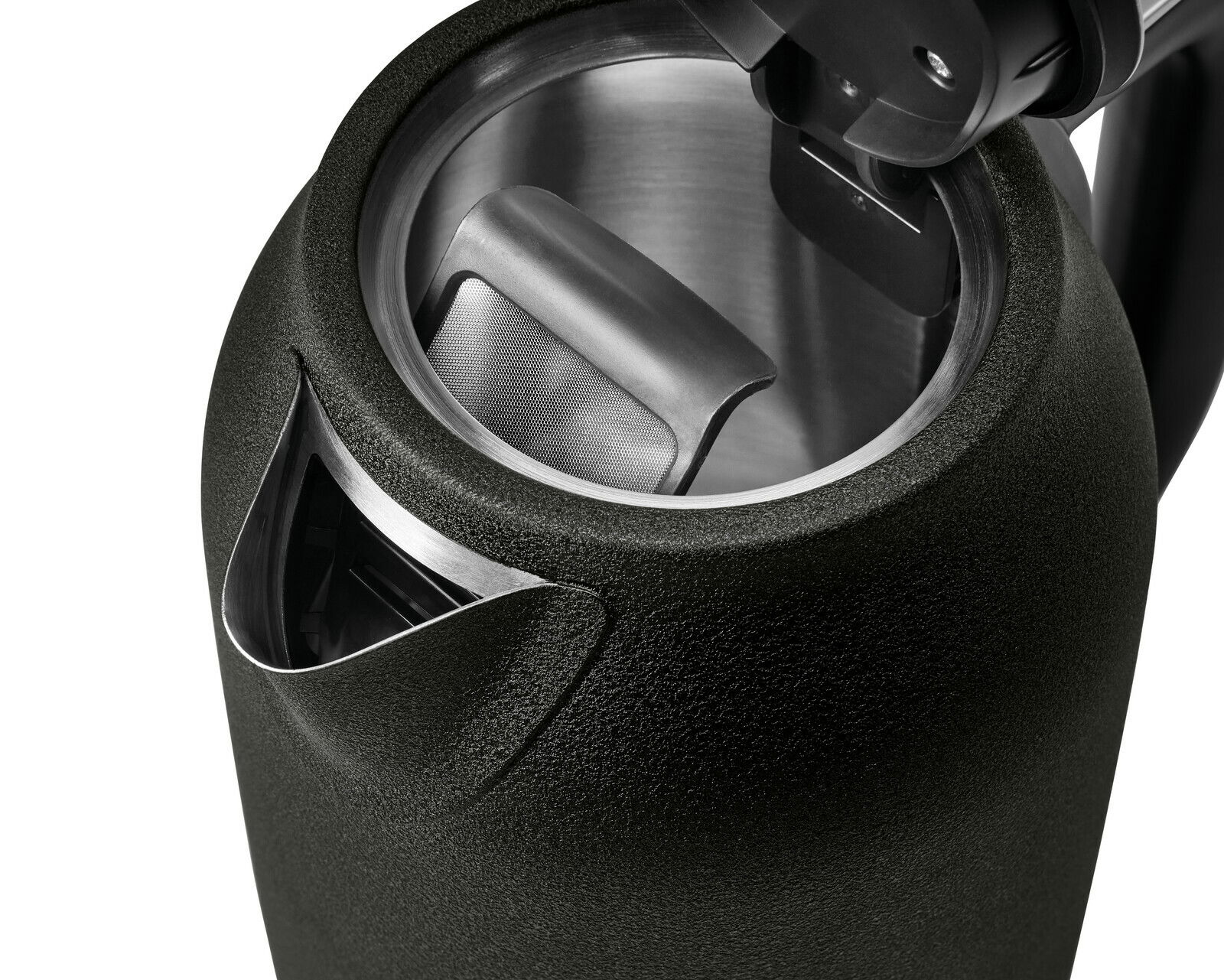 Nahaufnahme eines offenen Wasserkochers mit Edelstahl-Innenraum und Filter, von oben betrachtet.