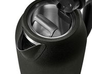 Nahaufnahme eines offenen Wasserkochers mit Edelstahl-Innenraum und Filter, von oben betrachtet.