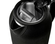 Nahaufnahme eines offenen Wasserkochers mit Edelstahl-Innenraum und Filter, von oben betrachtet.